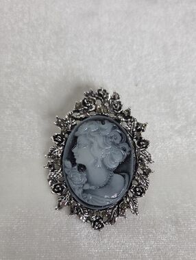 Silver Floral Cameo Brooch Retro Style Pin Beauty Lady Silver Tone Rhinestones